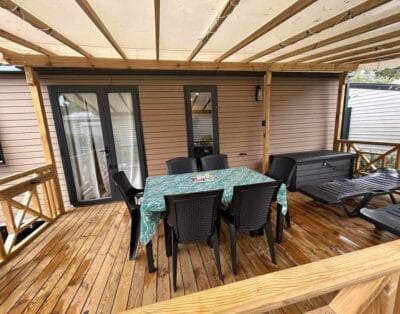 Mobil-home équipé avec terrasse, piscine & plage à 5 min