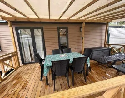 Mobil-home équipé avec terrasse, piscine & plage à 5 min